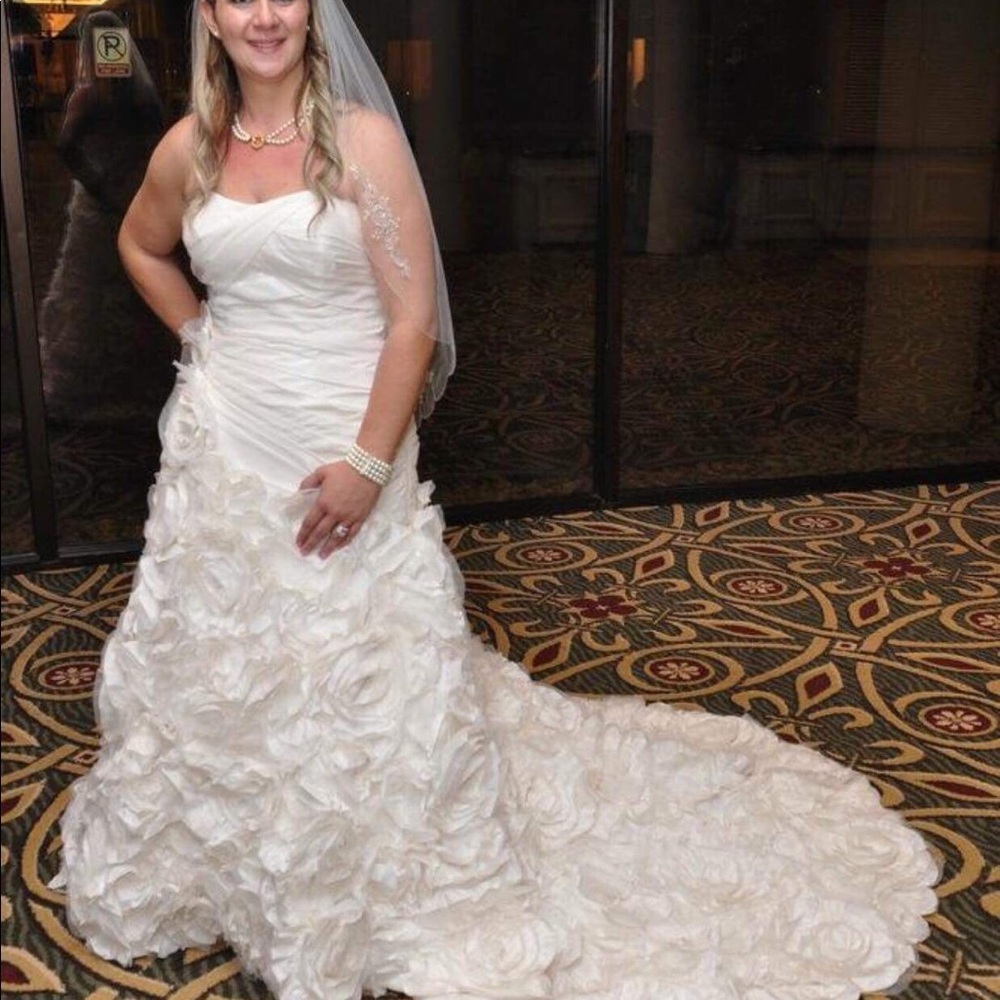 Wedding dress - Picture 2 of 3